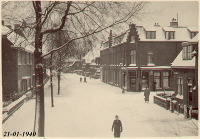 847668 Gezicht in de besneeuwde Geraniumstraat te Utrecht.